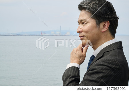 一位五十多歲的男性商人凝視著大海 一位五十多歲的男性商人凝視著大海 137562991