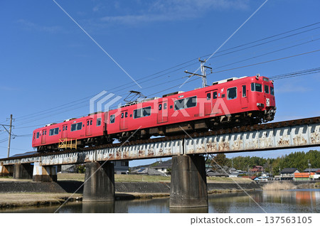 名鐵廣見線名鐵6000系列6012號「緋紅號」列車駛過蟹川 137563105