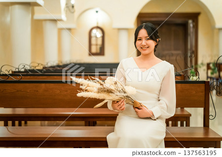 婚禮大廳,新娘坐在教堂的長椅上,新娘(愛信路,教堂,禮拜堂) 婚禮大廳,新娘坐在教堂的長椅上,新娘(愛信路,教堂,禮拜堂) 137563195
