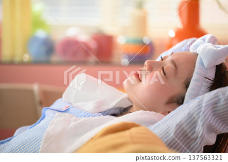 一位女士仰臥放鬆:快樂流行樂 一位女士仰臥放鬆:快樂流行樂 137563321