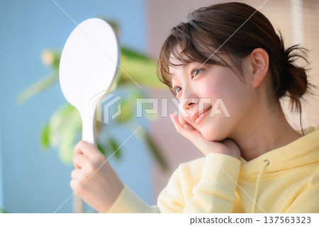一位女士對著手鏡檢查自己的臉:快樂流行樂 一位女士對著手鏡檢查自己的臉:快樂流行樂 137563323