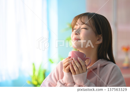 一位女士正在享用熱飲：快樂流行 137563329