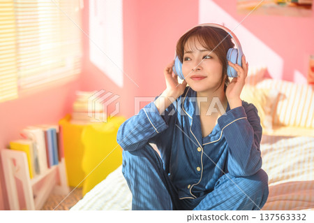 女人戴著耳機在床上聽音樂：快樂流行樂 137563332