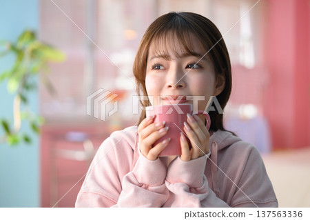 一位女士手捧馬克杯：快樂流行樂 137563336