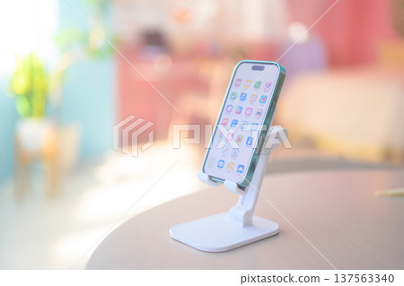 智慧型手機架在手機支架上：快樂流行 137563340