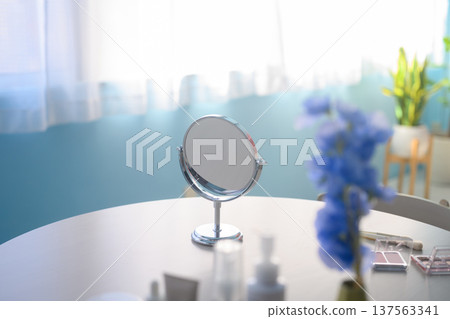 桌上的鏡子與化妝品：快樂流行 137563341