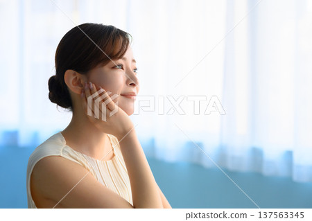女子倚窗凝望未來：快樂流行樂 137563345