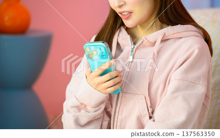 Close-up of a woman holding a smartphone: Happy Pop Close-up of a woman holding a smartphone: Happy Pop 137563350