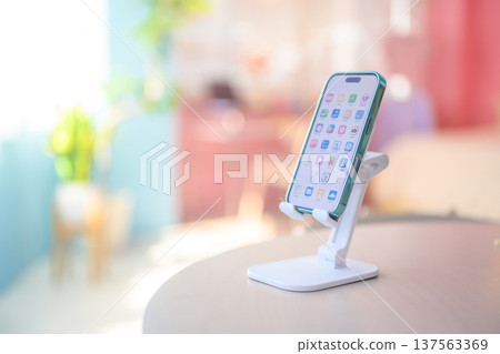 Smartphone stand and smartphone placed on a table: Happy Pop 137563369