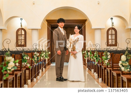 婚禮大廳,新郎新娘在教堂(愛信路,教堂,禮拜堂) 婚禮大廳,新郎新娘在教堂(愛信路,教堂,禮拜堂) 137563405