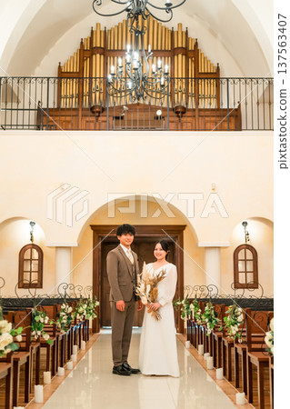 婚禮大廳，新郎新娘在教堂（愛信路，教堂，禮拜堂） 137563407