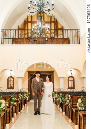 婚禮大廳，新郎新娘在教堂（愛信路，教堂，禮拜堂） 137563408