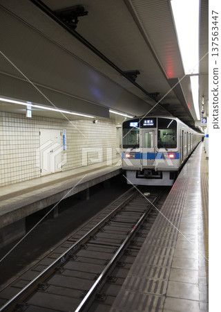 一列停靠在小田急線新宿站的列車 一列停靠在小田急線新宿站的列車 137563447