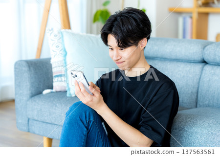 操作智能手機的一個年輕人 137563561