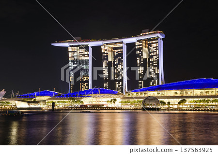 Building view of the Marina Bay Sands, is an integrated resort fronting Marina Bay in Singapore, including a hotel, exhibition centre, Shopping mall, museum, casino, etc. 137563925
