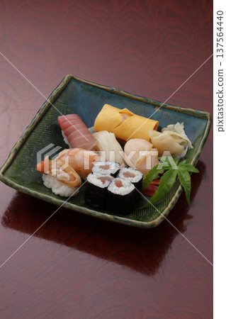 壽司、什錦壽司、鮪魚、魚類菜餚 壽司、什錦壽司、鮪魚、魚類菜餚 137564440