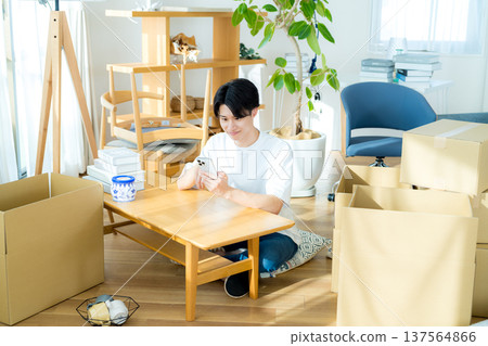 A young man preparing for moving 137564866