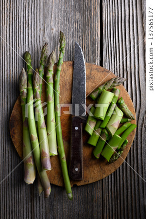 Green asparagus spears placed neatly on wooden surface 137565177