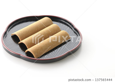 Photographing Yatsuhashi against a white background 137565444