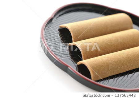 以白色背景拍攝八橋 137565448