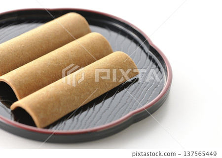 Photographing Yatsuhashi against a white background 137565449