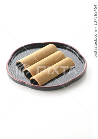 以白色背景拍攝八橋 以白色背景拍攝八橋 137565454