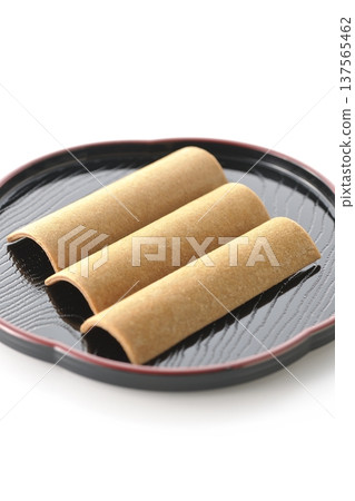 以白色背景拍攝八橋 137565462