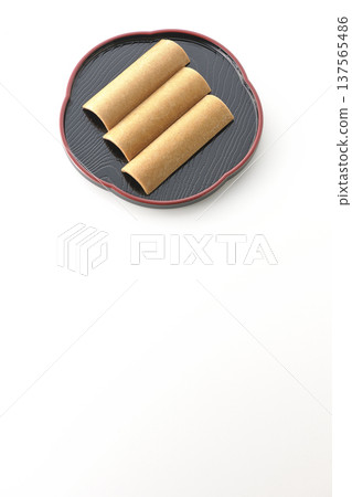 以白色背景拍攝八橋 以白色背景拍攝八橋 137565486