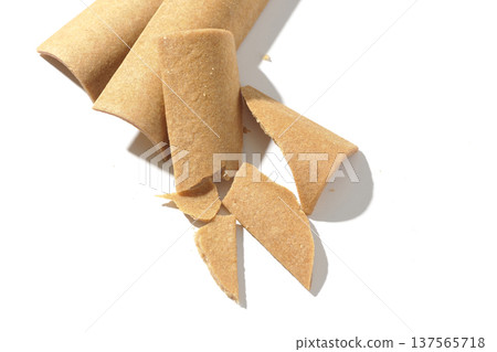 以白色背景拍攝八橋 137565718