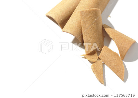 以白色背景拍攝八橋 137565719