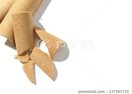 以白色背景拍攝八橋 以白色背景拍攝八橋 137565720