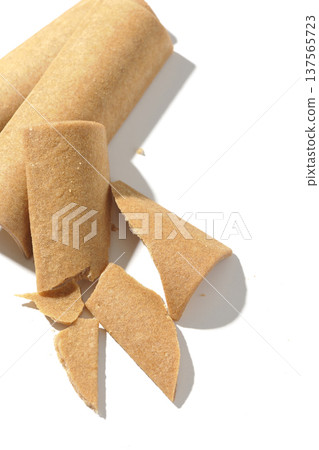 以白色背景拍攝八橋 137565723