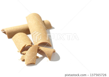 以白色背景拍攝八橋 137565726