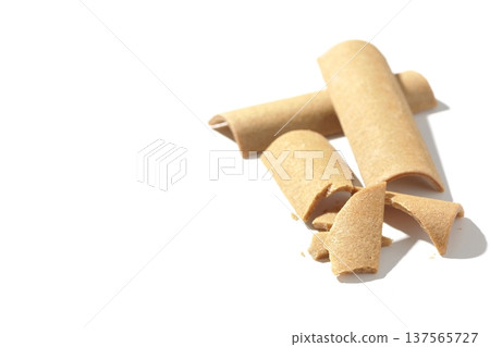 以白色背景拍攝八橋 137565727