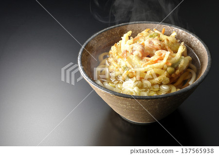 以黑色為背景的熱蝦蔬菜天婦羅烏龍麵照片 以黑色為背景的熱蝦蔬菜天婦羅烏龍麵照片 137565938