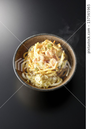 以黑色為背景的熱蝦蔬菜天婦羅烏龍麵照片 137565965