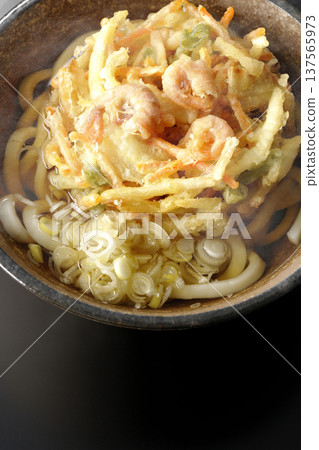 以黑色為背景的熱蝦蔬菜天婦羅烏龍麵照片 137565973