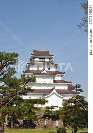 福島縣會津若松市,敦賀城塔,2011年4月,紅瓦屋頂翻新後不久 福島縣會津若松市,敦賀城塔,2011年4月,紅瓦屋頂翻新後不久 137566023