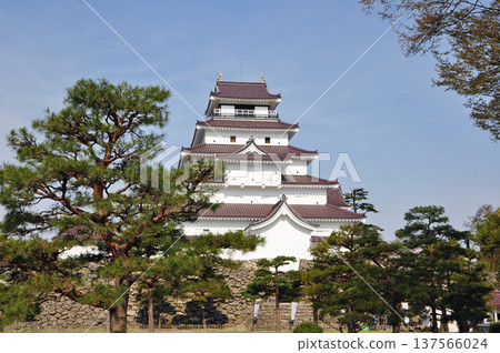 福島縣會津若松市,敦賀城塔,2011年4月,紅瓦屋頂翻新後不久 福島縣會津若松市,敦賀城塔,2011年4月,紅瓦屋頂翻新後不久 137566024