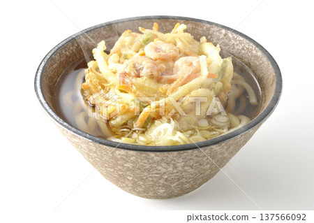 白色背景上的熱蝦仁蔬菜天婦羅烏龍麵 白色背景上的熱蝦仁蔬菜天婦羅烏龍麵 137566092