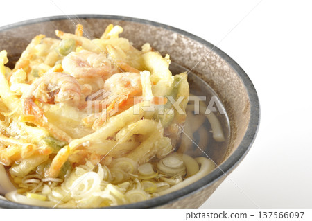 白色背景上的熱蝦仁蔬菜天婦羅烏龍麵 白色背景上的熱蝦仁蔬菜天婦羅烏龍麵 137566097