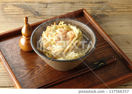 熱蝦仁蔬菜天婦羅烏龍麵 熱蝦仁蔬菜天婦羅烏龍麵 137566357