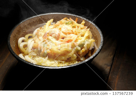 熱蝦仁蔬菜天婦羅烏龍麵 熱蝦仁蔬菜天婦羅烏龍麵 137567239