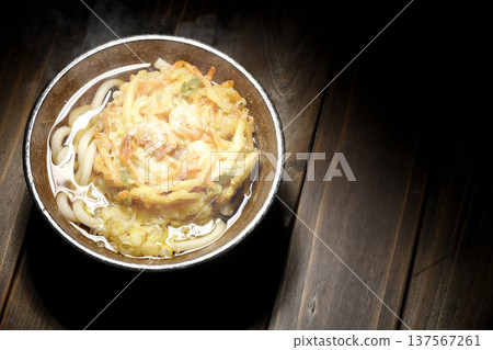 熱蝦仁蔬菜天婦羅烏龍麵 熱蝦仁蔬菜天婦羅烏龍麵 137567261
