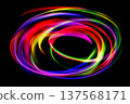 從黑色背景中湧現出五彩斑斕的光漩渦 137568171
