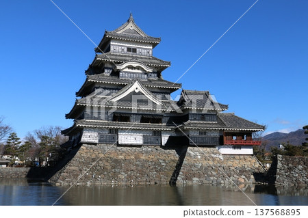 The jet black Matsumoto Castle stands out against the blue winter sky 137568895