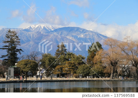 在松本市的任何地方都可以看到白雪皚皚的北阿爾卑斯山。 137569588