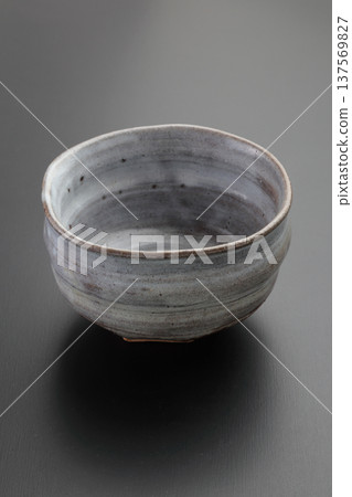 黑色背景上的抹茶茶碗,茶道,日本文化圖片 黑色背景上的抹茶茶碗,茶道,日本文化圖片 137569827