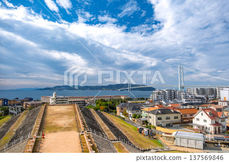 從兵庫縣神戶市五色塚墓可欣賞明石海峽大橋和淡路島的壯麗全景。 137569846