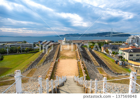 從兵庫縣神戶市五色塚墓可欣賞到明石海峽和前原地區的壯麗全景。 137569848